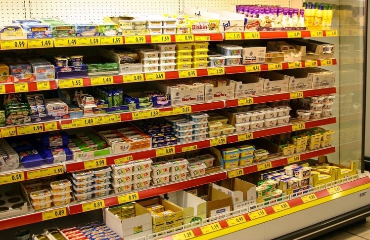 Molkereiprodukte im Kühlregal eines REWE-Supermarkts in Brandenburg. Die Branche rechnet mit steigenden Preisen für Milchprodukte.
