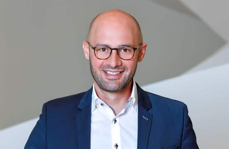 Im Interview mit LEADERSNET spricht Sebastian Bayer, Geschäftsführer Ressort Marketing + Beschaffung bei dm, über die Zukunft des Handels, Markenführung, Omnichannel und KI im Marketing.