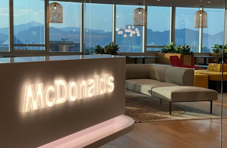 Modernes McDonald’s-Restaurant im neuen Design: Mit der NEXT-Strategie will der Konzern weltweit Filialen modernisieren, neue Technologien einsetzen und das Menü weiterentwickeln.