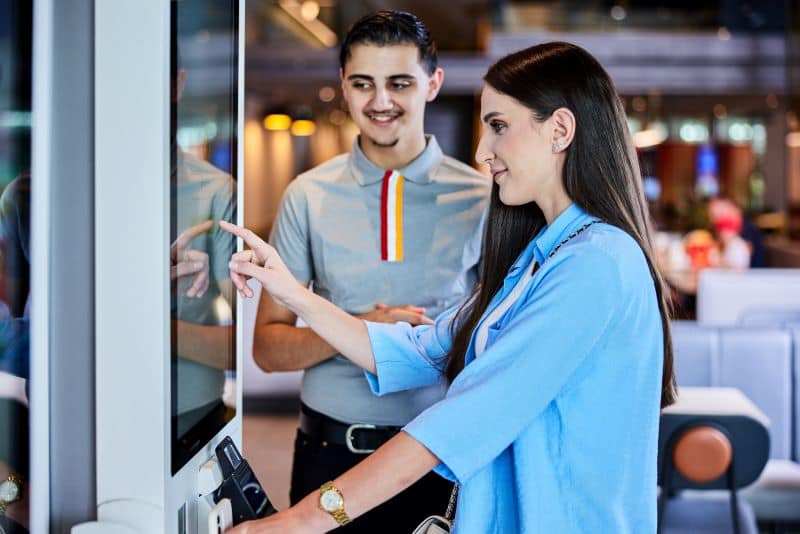 Digitale Bestellterminals sind Teil der technologischen Infrastruktur bei McDonald’s. Mit der NEXT-Strategie will der Konzern Restaurantabläufe weiter digitalisieren und verstärkt auf KI setzen. © McDonald’s