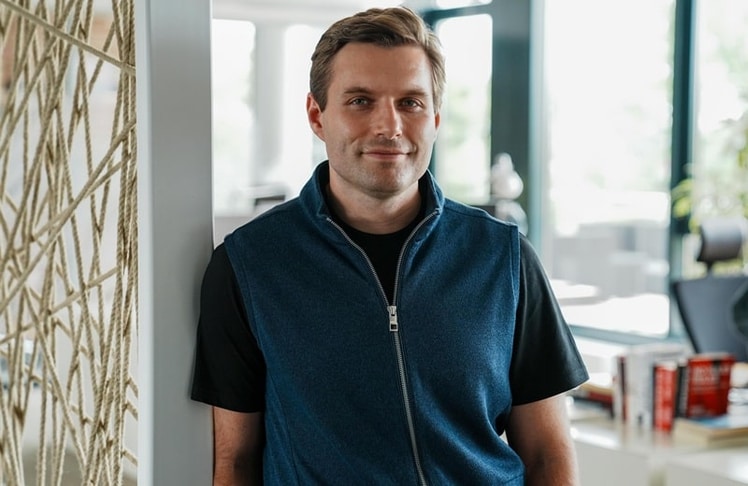 Für Max Orgonyi, Chief Transformation & AI Officer von RTL Deutschland, sind die neuen "Strafgericht"-Episoden "etwas zwischen neuer Folge und Wiederholung"