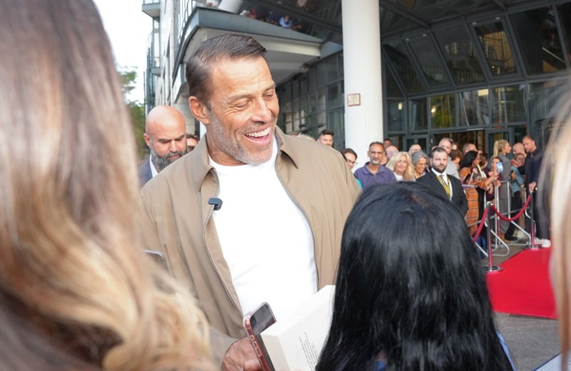 Tony Robbins widmet sich Fans in Köln (Bild: Brauer Photos / FlashPIC)