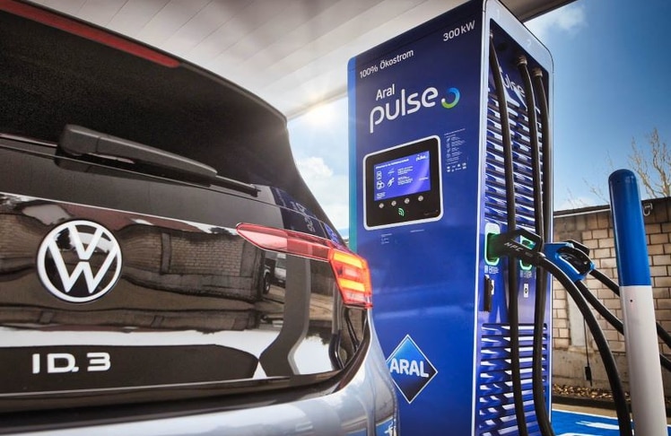 Ein Elektroauto an einer Aral-Pulse-Schnellladesäule: Im Ladenetztest 2026 belegt Aral Pulse mit 853 Punkten den ersten Platz unter den deutschen Ladepunktbetreibern.