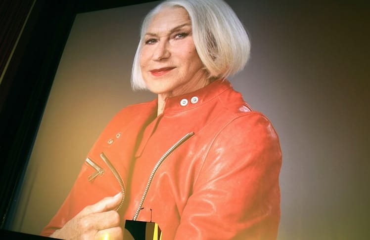 Helen Mirren überlebensgroß im Hintergrund