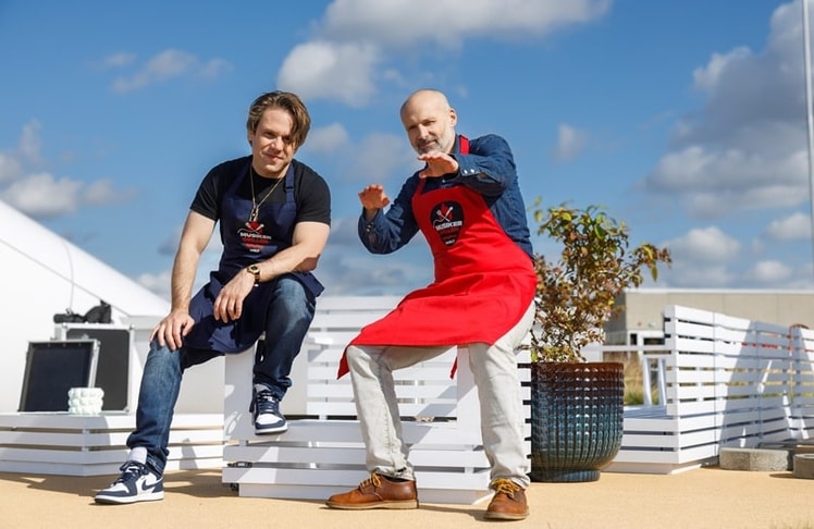 Dennis Sand und Sassan Niasseri führen ab Samstag, 03. Oktober wöchentlich um 15:30 Uhr durch eine neue Ausgabe von "MusikerGrillen" auf Welt TV