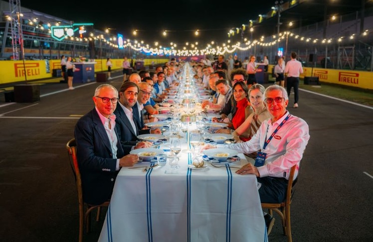 Mehr als 200 Gäste kamen bei der "La Tavolata" von Barilla auf dem Formel-1-Kurs in Monza zum gemeinsamen Dinner zusammen.
