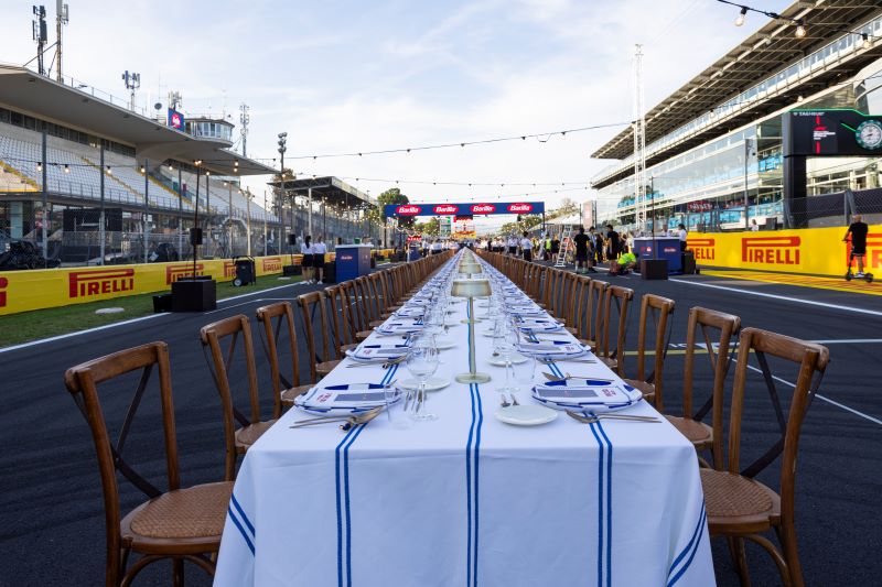 Eine fast 100 Meter lange Tafel erstreckte sich bei der "La Tavolata" über das Startgrid des Formel-1-Kurses in Monza. © Barilla
