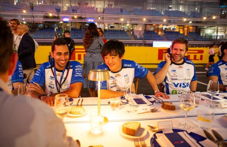 Yuki Tsunoda bei der "La Tavolata" von Barilla mit Mitgliedern des Visa Cash App Racing Bulls Teams in Monza.