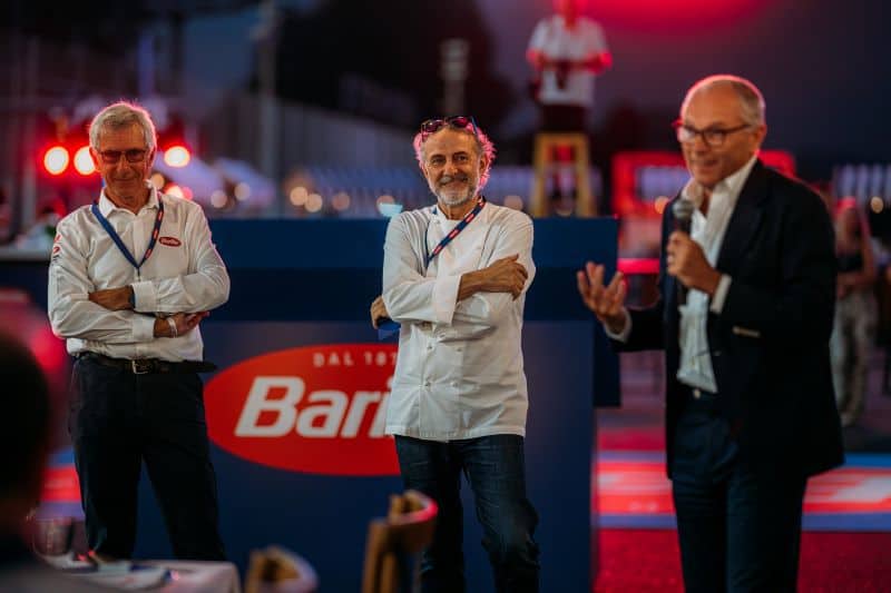 Paolo Barilla, Massimo Bottura und Stefano Domenicali bei der "La Tavolata" auf dem Formel-1-Kurs in Monza. © Barilla