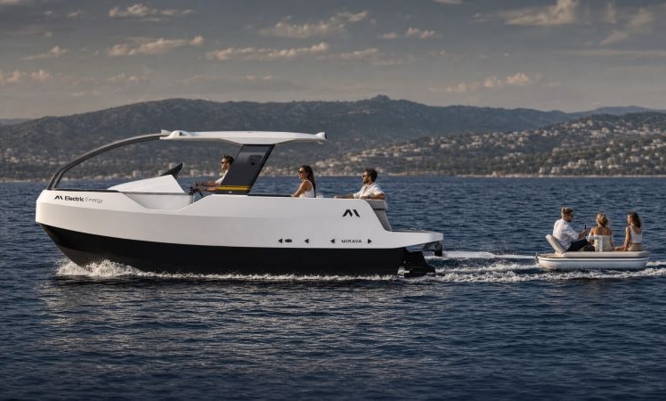 Das MIRAVA-Smartboat ist auf dem Wasser mit abgekoppeltem Heckmodul unterwegs, das als kleines Beiboot genutzt werden kann. Das 7,9 Meter lange Freizeitboot kombiniert modulare Bauweise mit autonomen Navigationsfunktionen.