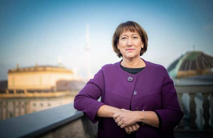 Im Interview mit LEADERSNET spricht VDA-Präsidentin Hildegard Müller über die Transformation der deutschen Automobilindustrie, Technologieoffenheit, Elektromobilität, Energiepreise, Künstliche Intelligenz und die Wettbewerbsfähigkeit Europas.