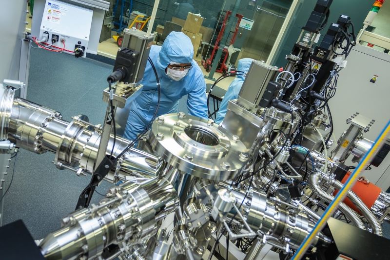Im CSIRO-Labor entstehen Prototypen für Quantenbatterien, die mithilfe kollektiver Quanteneffekte Energie besonders schnell aufnehmen sollen. © CSIRO